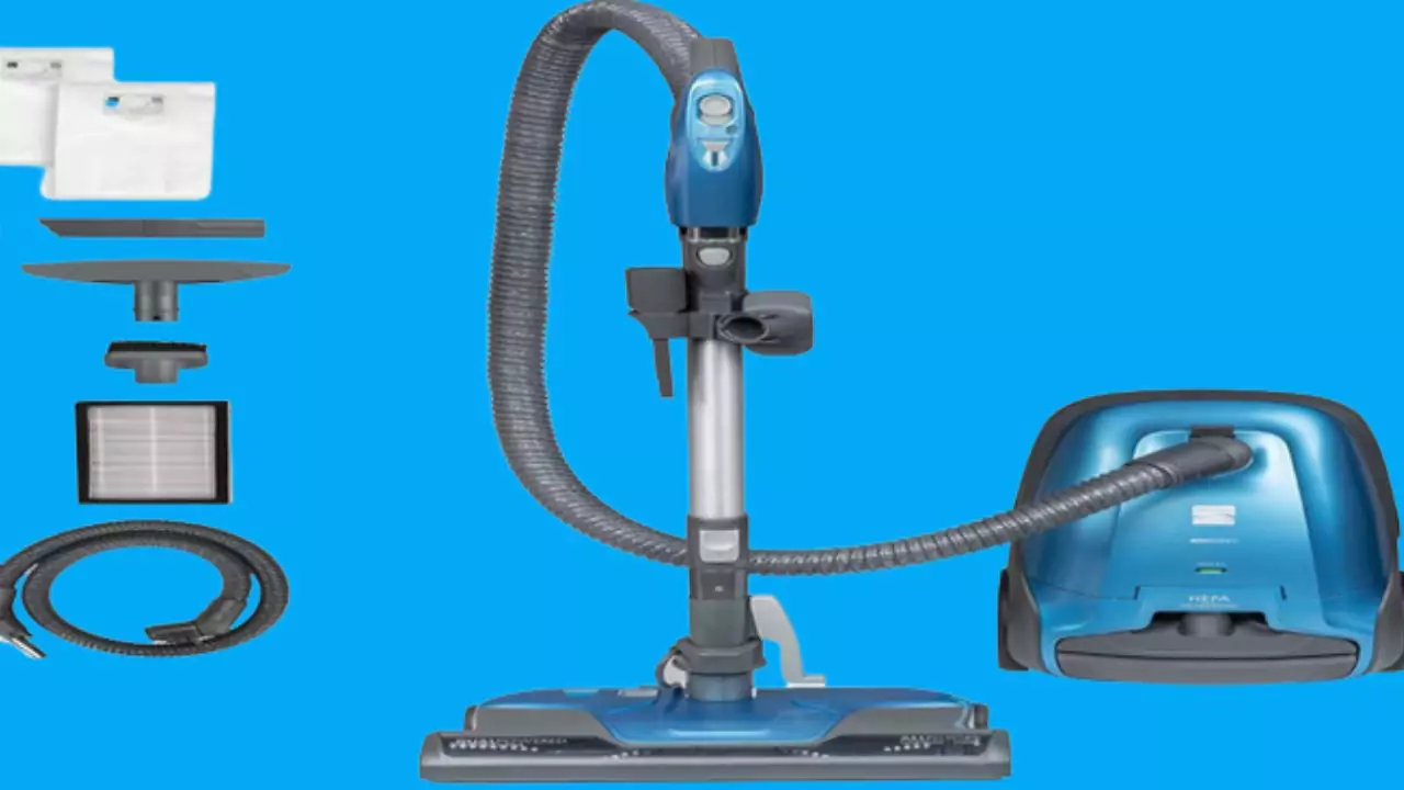 Vacuum cleaner with retractable cord