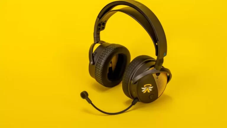 WHAT HEADPHONES DOES AYDAN USE?